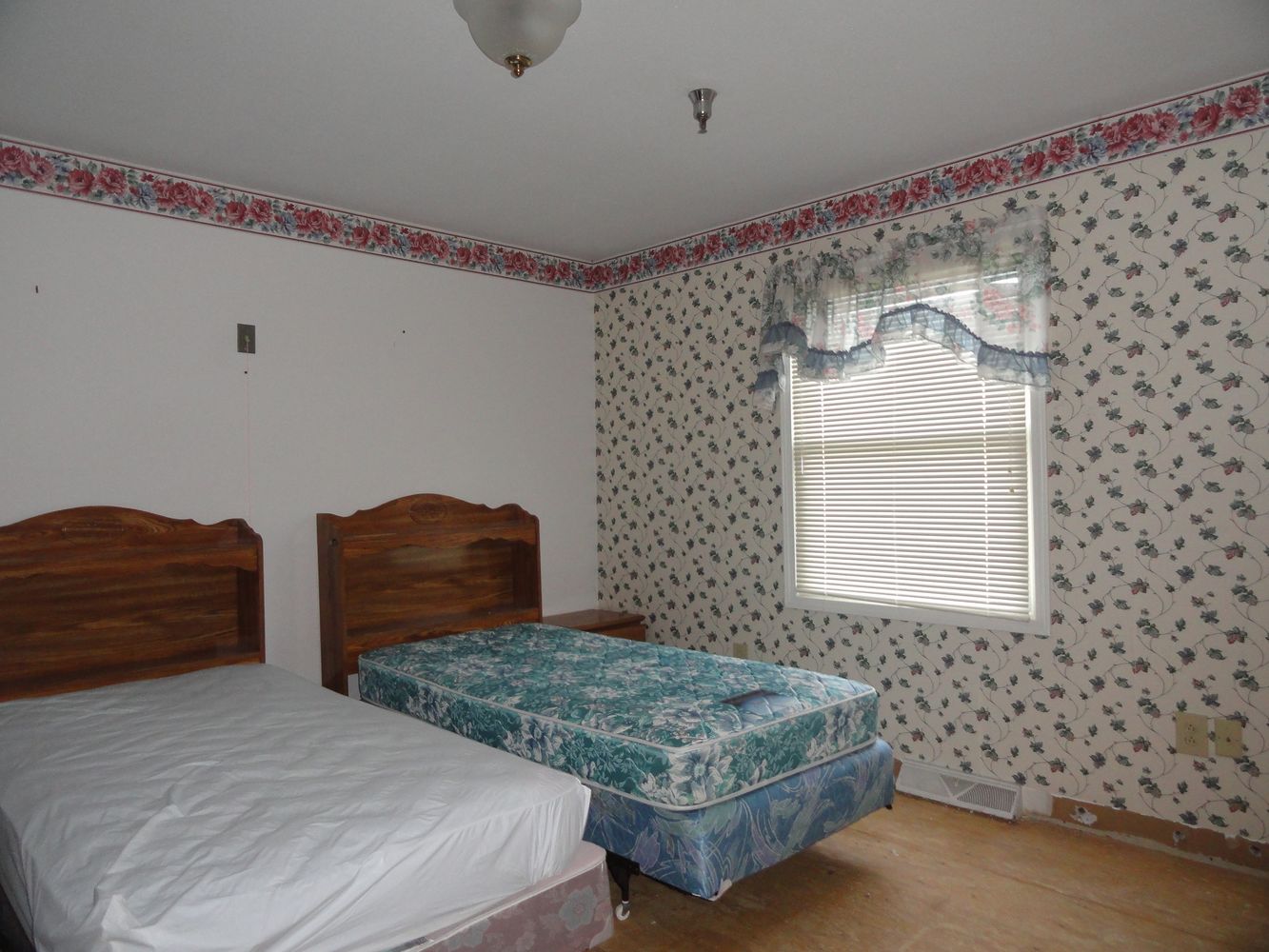 1358 Rolling Acres Rd, New Cumberland, WV 26047